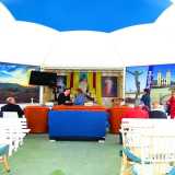 All'interno del gazebo: banchi, due gigantografie della Madonna di Medjugorje (e di Lodovico in preghiera ai lati), un maxischermo, l�inginocchiatoio e in fondo l�altare, addobbato con ceri, fiori e oggetti devozionali